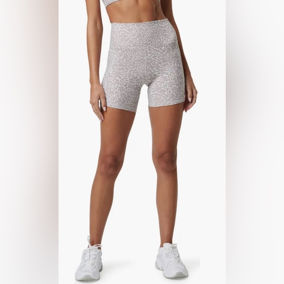 Vuori Studio Pocket Bike Shorts Animal Print Women’s Size Medium Workout Active - Picture 6 of 8